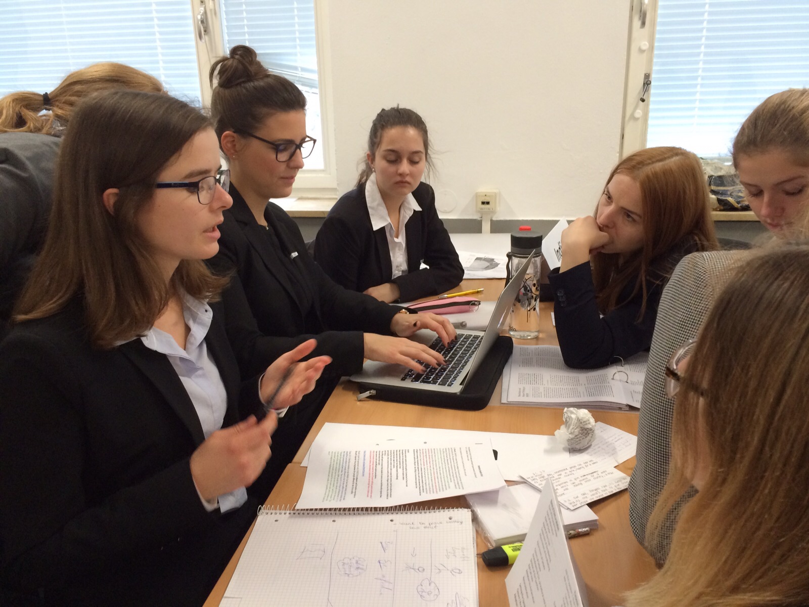 LauMUN Schüler mit Studenten bei der MiniMUN der FAU