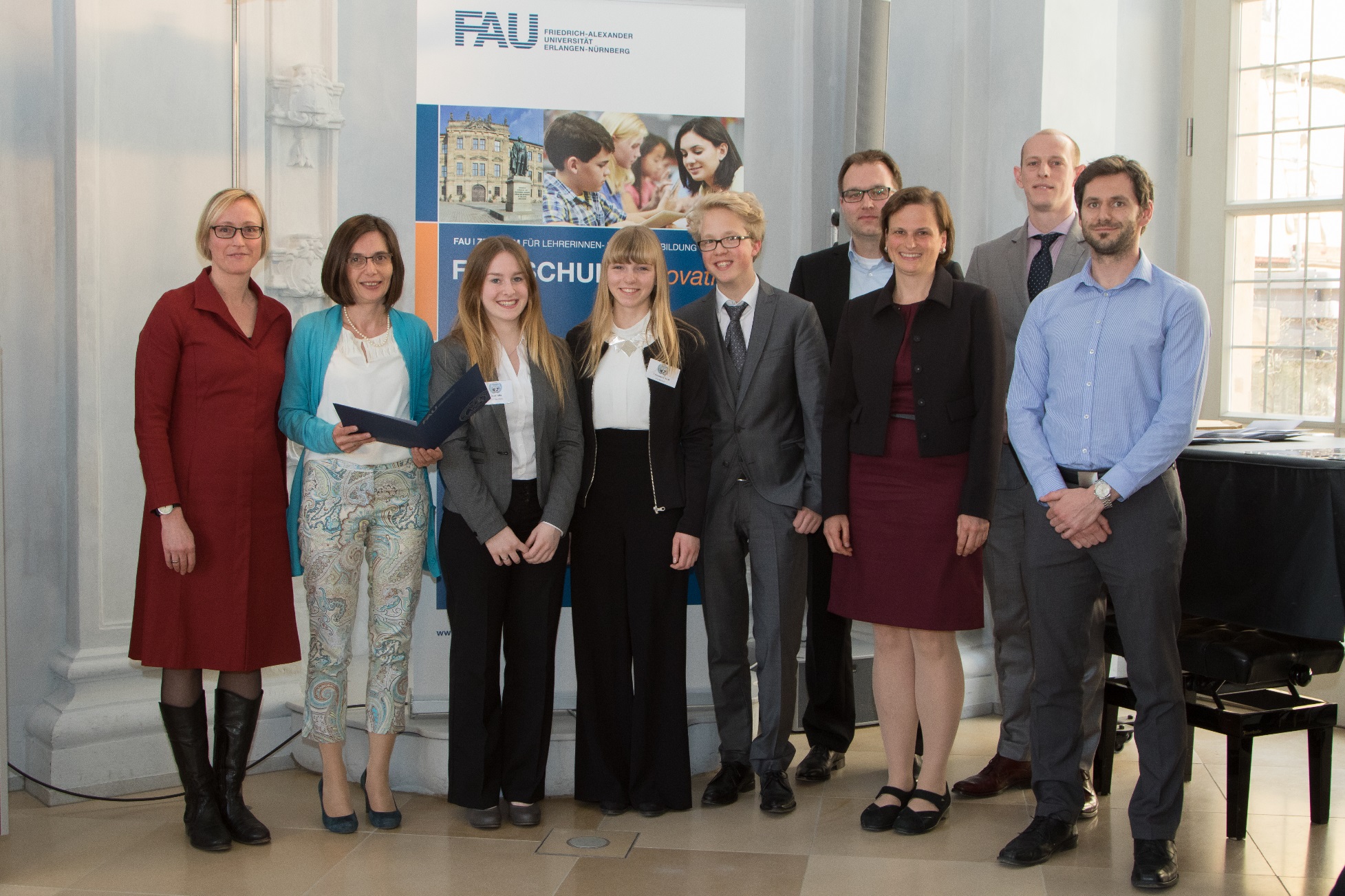 Zum Artikel "LAUMUN wird das Prädikat ‚FAU Schule innovativ‘ verliehen"